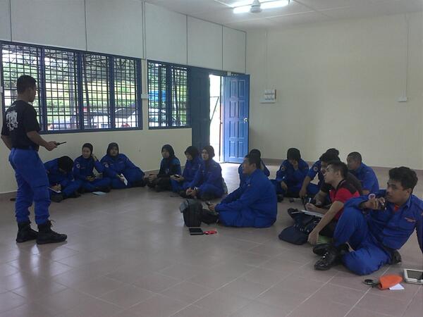 APM_Sepang's tweet photo. Lthan mingguan penerangan cara2 menggunakan alt komunikasi operasi.@JPAMSELANGOR http://t.co/HPjB6wA9cI