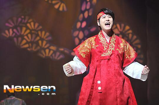 GAMEkyulogy's tweet photo. [NEWSPIC] 140120 Moon that Embraces the Sun press call #Kyuhyun http://t.co/L183ck5SAR