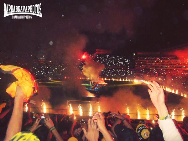 barrabravphotos's tweet photo. Hinchada de Barcelona Sc ayer en la presentación del equipo de 2014 http://t.co/sW4zYdA6jt