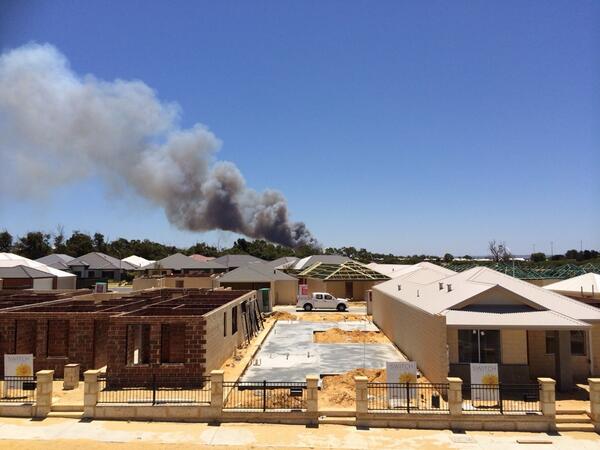 HaydenPatrizi's tweet photo. @WAtoday @dfes_wa fire in ellenbrooke started 10 min ago looks out of control http://t.co/J1RqnbCcCj