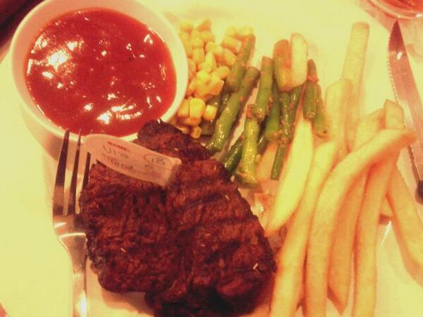 faradilaulag's tweet photo. Yuhuuu menu makan siang hari ini  #CAMPSenopati2 @steakholycow http://t.co/TeyjfuLmln