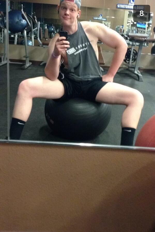 RaineyHowell's tweet photo. HAHAHA DEM LEGS THO http://t.co/UDNMWUJJJi