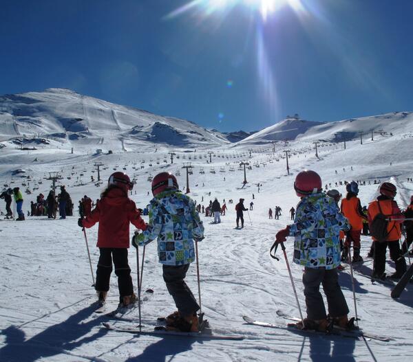 websierranevada's tweet photo. #SierraNevada ofrece 92 km de pistas, todas las zonas abiertas, nieve polvo y un sol radiante http://t.co/7fPQuBIAxF http://t.co/Ws4LhgON61