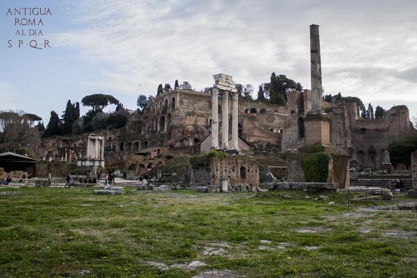 antigua_roma's tweet photo. El templo de los Dioscuros, construido en el año 484 aC y reconstruido en 2 ocasiones. Se conservan 3 columnas de él. http://t.co/IQE4lbuUWo