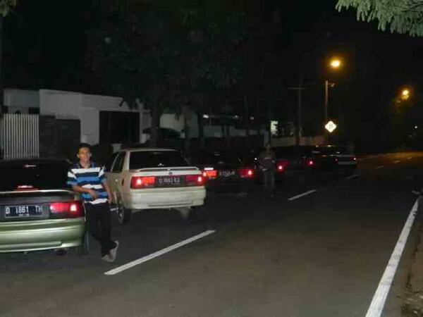 Ada yg lagi kopdar nih di belakang gedung sate :D chapter bandung tea