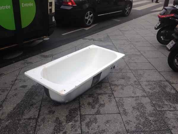 TweetPasDeChats's tweet photo. Qui prend un bain avec moi dans Paris ? :) #Paris #Paris2014 #Bain http://t.co/B6X8qBM5gN