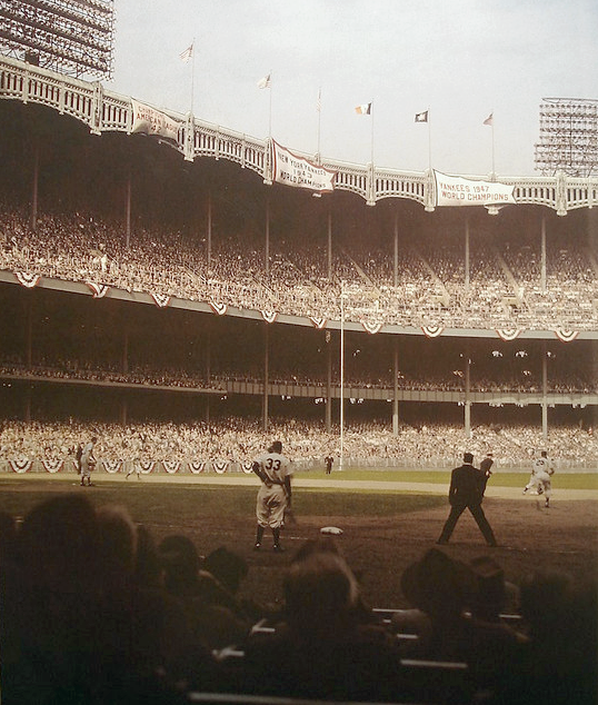 HistoryInPics's tweet photo. 1949 World Series at Yankee Stadium http://t.co/flfFIk9J8i