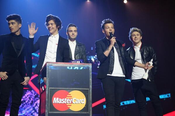 onedirection's tweet photo. #1DPicOfTheWeek: The guys thanking YOU for their 'Global Success' win at the @BRITAwards last year! 1DHQ x http://t.co/8x3CMlnU86