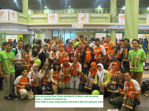 11.000 distributor Herbalife Indonesia memecahkan Rekor MURIserta Guiness Book of Record pemain angklung terbanyak.
