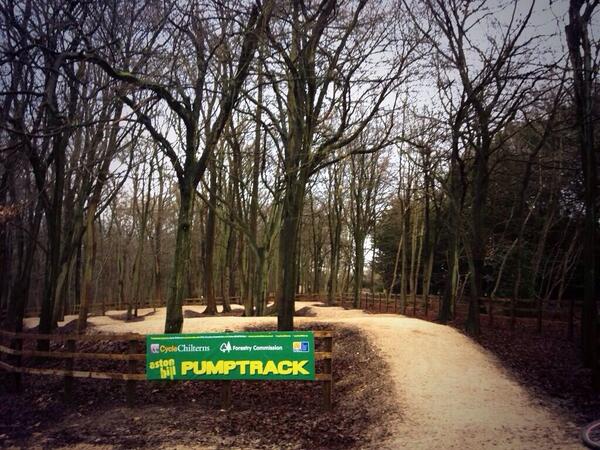 Track_Lines's tweet photo. The fence in now up at @AstonHill pump track. Get up there and give it a ride, fun for all! @CTC_MTB @cyclechilterns http://t.co/x2Xh7J0tgN