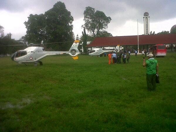 Distribusi logistik ke titik yg sulit dijangkau msh trs dilakukan tim Lanud Suryadarma. Cc <a href="/kotaSUBANG/">IG kotasubang</a> #savePANTURA