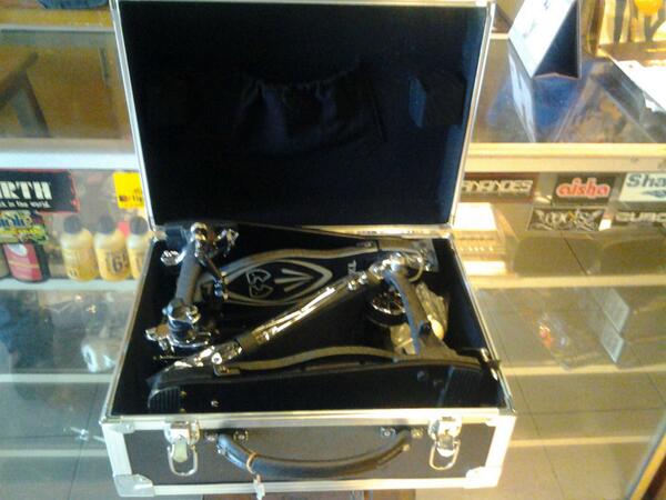 Bisa info harga+merk Dp yg lain?."<a href="/tiganegerijkt/">Tiga Negeri Jakarta</a>: double pedal merk AXL RP.2,100,000 masih diskon bonus flightcase "