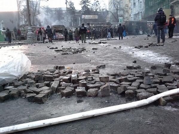 ukrpravda_news's tweet photo. Оружие Евромайдана - булыжники с мостовой на #Грушевского. Фото Оксана Денисова #євромайдан http://t.co/0iuzHV2Rfp