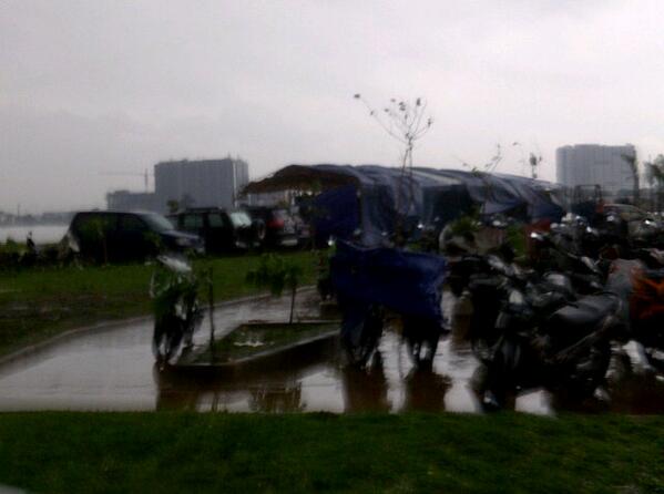 DenishG's tweet photo. @MEDISAR_FKUAJ posko kelurahan di taman waduk pluit http://t.co/ABFDK6fwDg