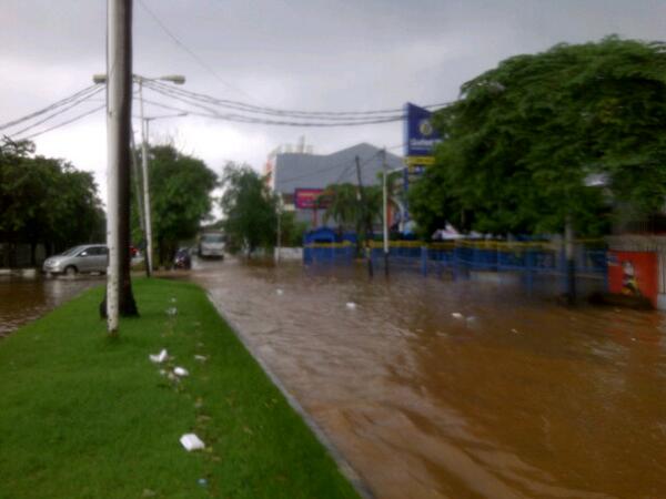 DenishG's tweet photo. @MEDISAR_FKUAJ depan united oil pluit utara raya http://t.co/9M9MyGWsqt