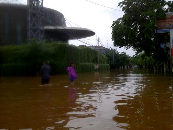 DenishG's tweet photo. @MEDISAR_FKUAJ depan gereja stella maris 20-30cm http://t.co/Rirr3GMbxN