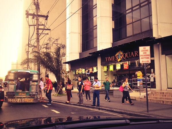 DojG's tweet photo. @MMDA Every damn day. #makatiavecornerbuendia http://t.co/BPSzNm473A