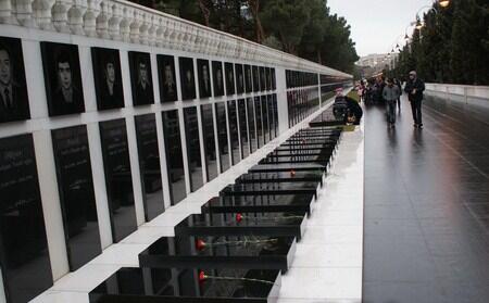 gunay_gurbanova's tweet photo. Neler gordun neler cektin gozu yasli Baku #20yanvar 20Ocak QaraYanvar http://t.co/1OiWohczxN