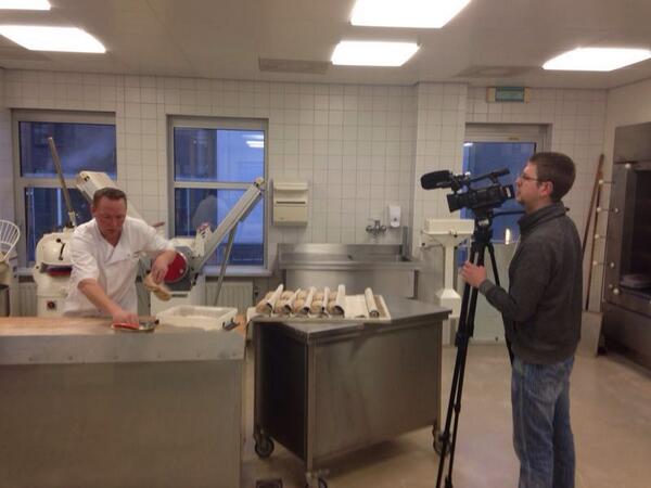 Omrop Fryslân is al aanwezig om Wietse in actie te zien! #bole #FrieseEchteBakkers <a href="/schiereWietse/">Wietse Schiere</a>