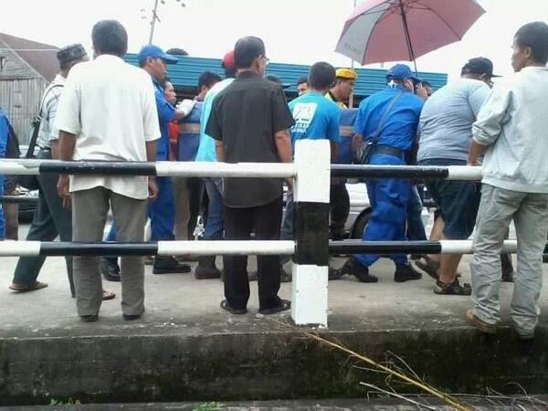 RELAKUCHING_SEL's tweet photo. Anggota @rela_daro turut sma bntu mngangkat jenazah bot karam. @KP_RELA @RINIBINTUPONG @relamalaysia  @RELA_Sarawak http://t.co/WBsJaYLBJG