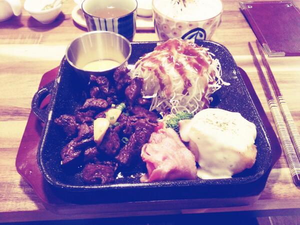 alwls2028's tweet photo. @Hanhae90 롯백뒤에 모모스테이크가 더맛다눙^0^ http://t.co/zJlZZ8du5f
