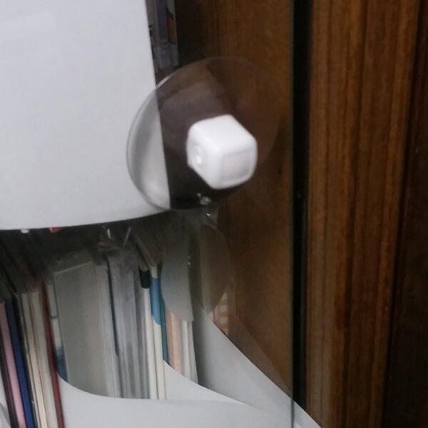 間宮セシル Twitterren 本棚のガラスの引き戸の取っ手が小さくて開けにくいので100均でどうにかできないかといろいろ買ってきたけど 吸盤のフック取ったらなかなかしっくりきたw Http T Co Iumcb9tnv5