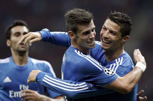 FootyBromance's tweet photo. The two most expensive players of all time Ronaldo &amp; Bale sharing a cuddle after a Madrid goal. #HalaMadrid http://t.co/rODouIM3fs