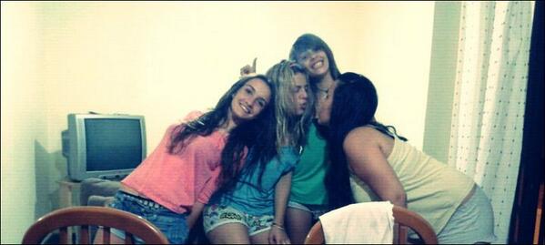 zayda994's tweet photo. querecuerdossgordasssjjj @evagil21 @maitecorralbru @Alejandra_monzo http://t.co/xwn8XOF2uD
