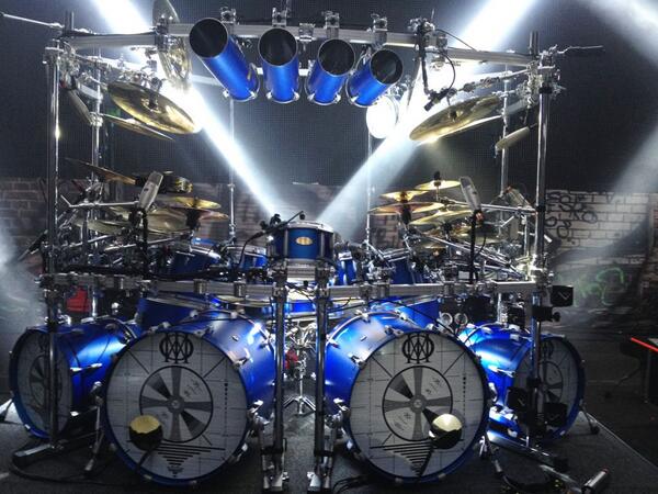 Mike drum kit. Dream Theater барабанщик. Dream Theater Mike Mangini. Mike Mangini Drum Set. Mike Mangini Drum Kit.