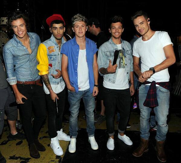 Shambam321's tweet photo. My idols @Harry_Styles @Louis_Tomlinson @NiallOfficial @zaynmalik @Real_Liam_Payne http://t.co/PkPbJVRZxA