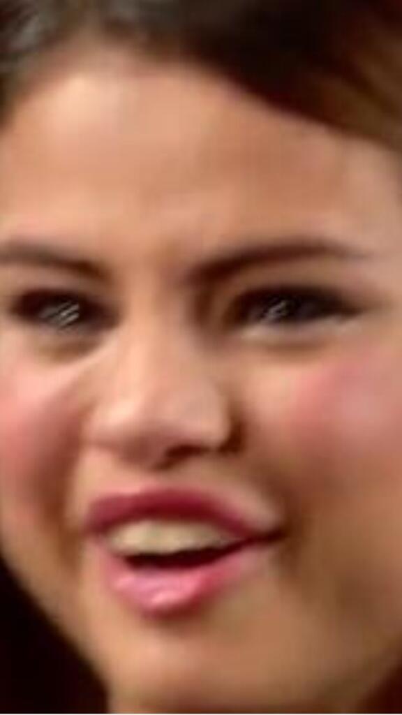 momentoselena's tweet photo. quando vc usa um tênis novo e alguém pisa nele http://t.co/LlPkOKLXD8