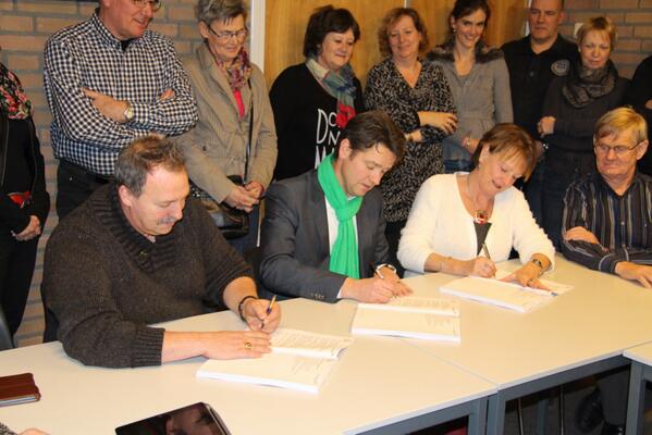 MFCLeunen's tweet photo. Wethouder @lucienpeeters , Wilma Manders en Peter van der Markt teken ontwikkelingsovereenkomst voor @MFCLeunen http://t.co/eVCraD8162