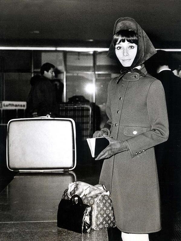 VogueSpain's tweet photo. Tal día como hoy, hace 21 años, #AudreyHepburn nos dejaba. En #Espía, la recordamos así  http://t.co/OPo7L40G8o http://t.co/HezSxwrveF