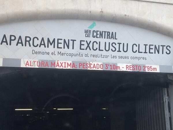 Detalle curioso del parking del mercado central..., el pescado es tan bueno que tiene preferencia aquí.