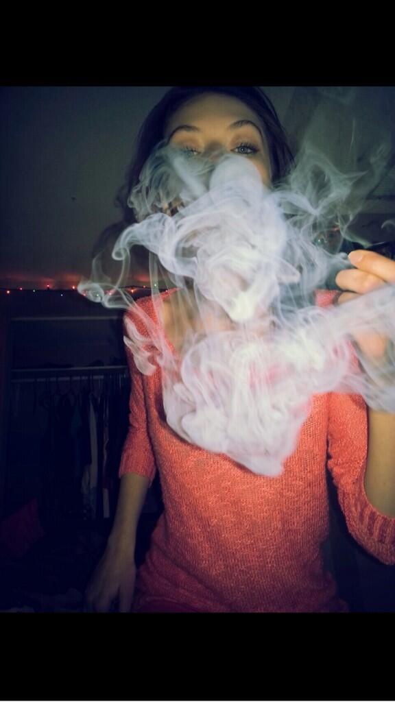FemaleStoners tweet picture