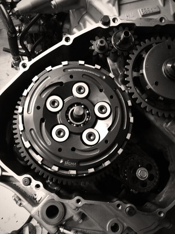MMylchreest's tweet photo. Bikes coming along nice✊✊. Will see what the fuss is on these clutches 👊🙈😴😴😴😝 http://t.co/VbVnUclmyx