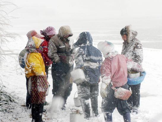 hcroh's tweet photo. 이분들의 인내와 땀으로 우리의 겨울이 따뜻할 수 있습니다. http://t.co/nFjJnnIaM7