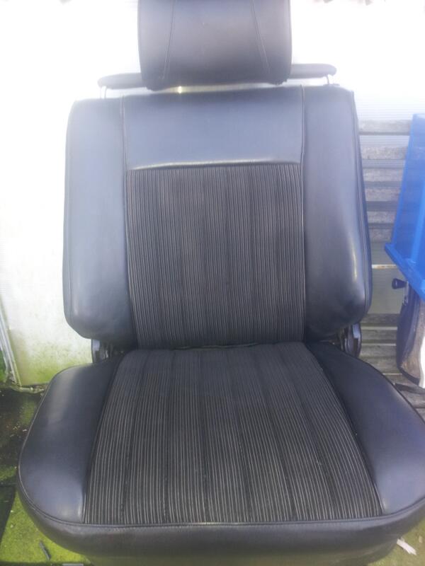 Het is een beetje werk maar het is gelukt de bmw stoel  is  klaar op gevuld van binnen