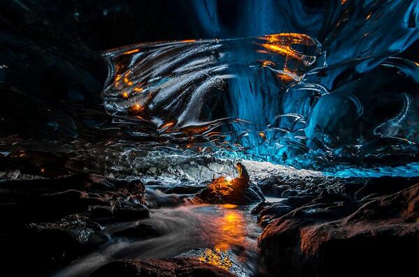 ESA_CAVES's tweet photo. Vatnajokull Glacier Cave, Iceland (photo Einar Runar Sigurdson) http://t.co/awHFvqxcES http://t.co/cSwnkRZV59