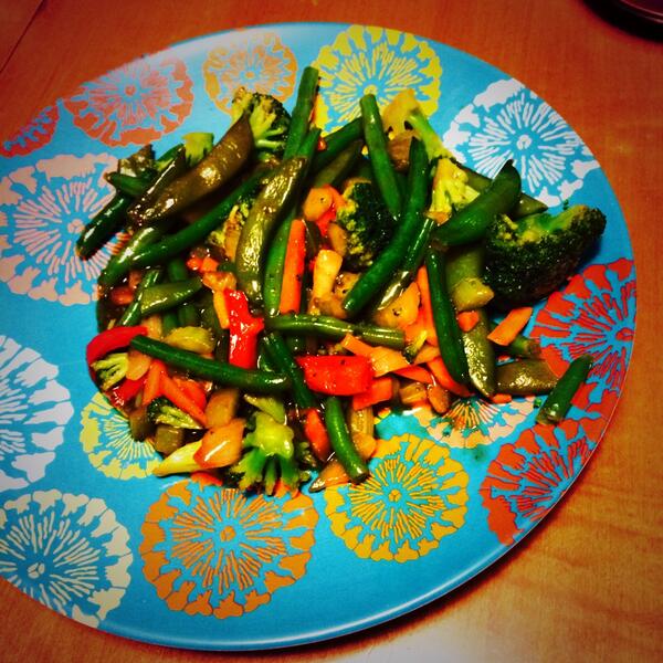 clairecahill's tweet image. It&apos;s a tough day on the no meal plan life when your only food left is a bag of frozen vegetables 😑 #helpmom #college