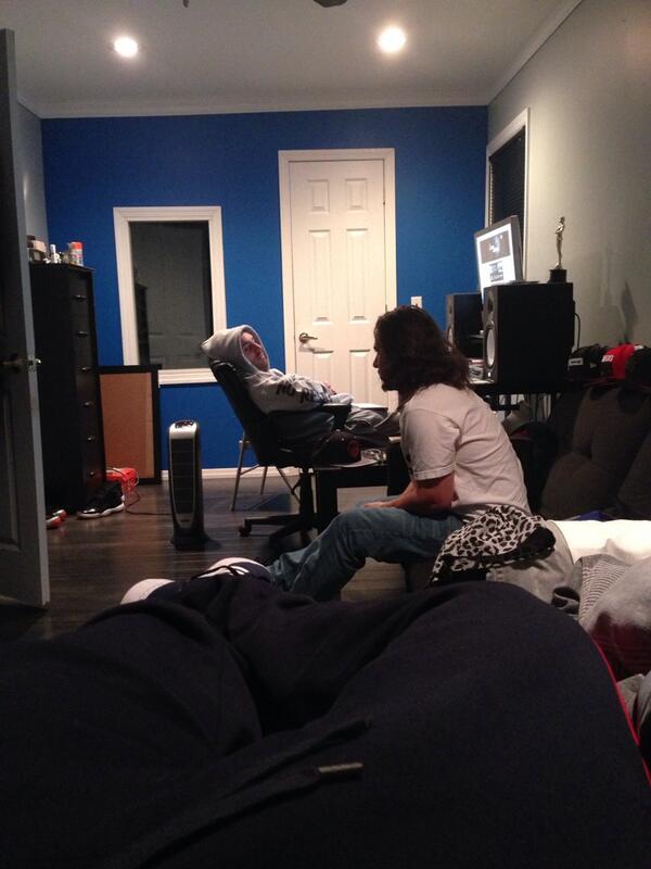 miiSteR_SpaceLy's tweet image. @SMOOtHGEE @eMdOtkay @NoRespectGang Vibing In The Stu #BeatSelection #NoRespectEnt #LaFamilia