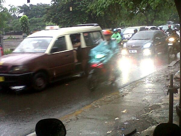 TMCPoldaMetro's tweet photo. RT @sinyoneyh: 07:02 Kondisi Lalin Tj.barat menuju Psr.Minggu padat merayap. http://t.co/UFhRNIQ86D