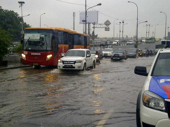 TMCPoldaMetro's tweet photo. 07:06 #Banjir di dpn Untar Jl. S. Parman Grogol &amp; lalin tersendat. http://t.co/FEnbdH2StL