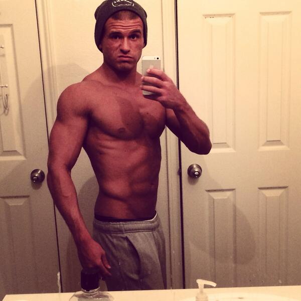AaronKinsel's tweet photo. The gym kicked my ass today #exhausted #chestday #denvermax http://t.co/VzfvS9ONeB