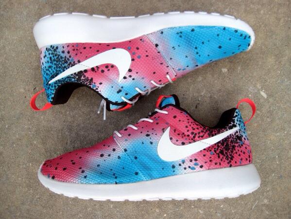 TheSoleSavior's tweet photo. the custom roshes are too clean 🙊 http://t.co/mP2bpPdVZh