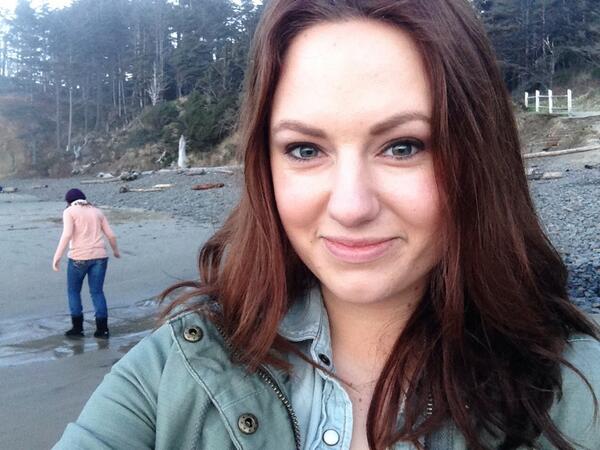 jessica_mofford's tweet image. What is that loser behind me doing? #puddlefun #beach