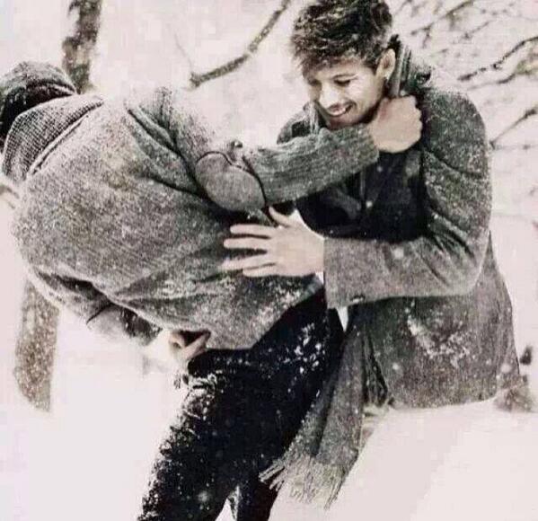 LarryZiamQuotes's tweet photo. "Non Louis arrête, j'vais tomber! Aaah!" "J'te retiens que si tu me fais un bisou" "Marché conclu!" http://t.co/vpzGv3PZSJ