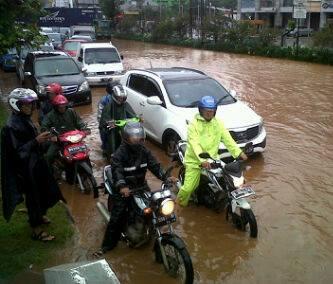 PolPPKlpGading's tweet photo. Situasi genangan air 20-30cm Jl. Boulevard Barat (dpn KTC) Kel. Kelapa Gading Barat jam 12.10 WIB cc @TMCPoldaMetro http://t.co/MxTfJjPxJ2