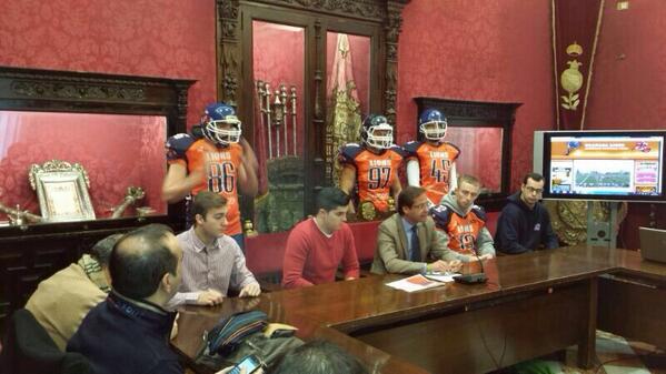 FernandoRGomez's tweet photo. Los @GranadaLions en el ayuntamiento!! #golions http://t.co/4fJnfDMDa5