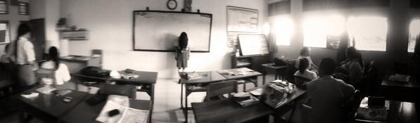 LOL_Class's tweet photo. Ada penampakan dikelas-_- http://t.co/kTUz51rfJN